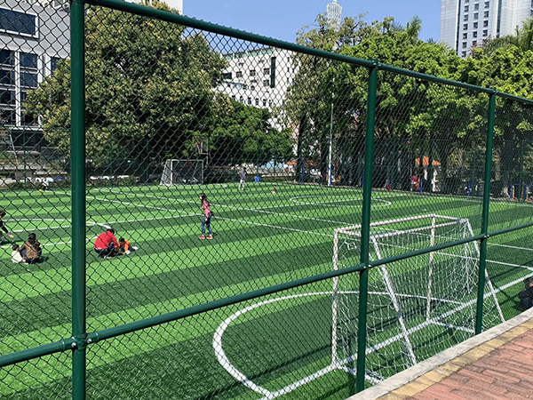 北京某高校足球場圍網(wǎng)安裝完成應用